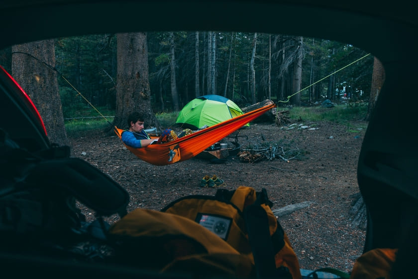 Camper liegt in Hängematte