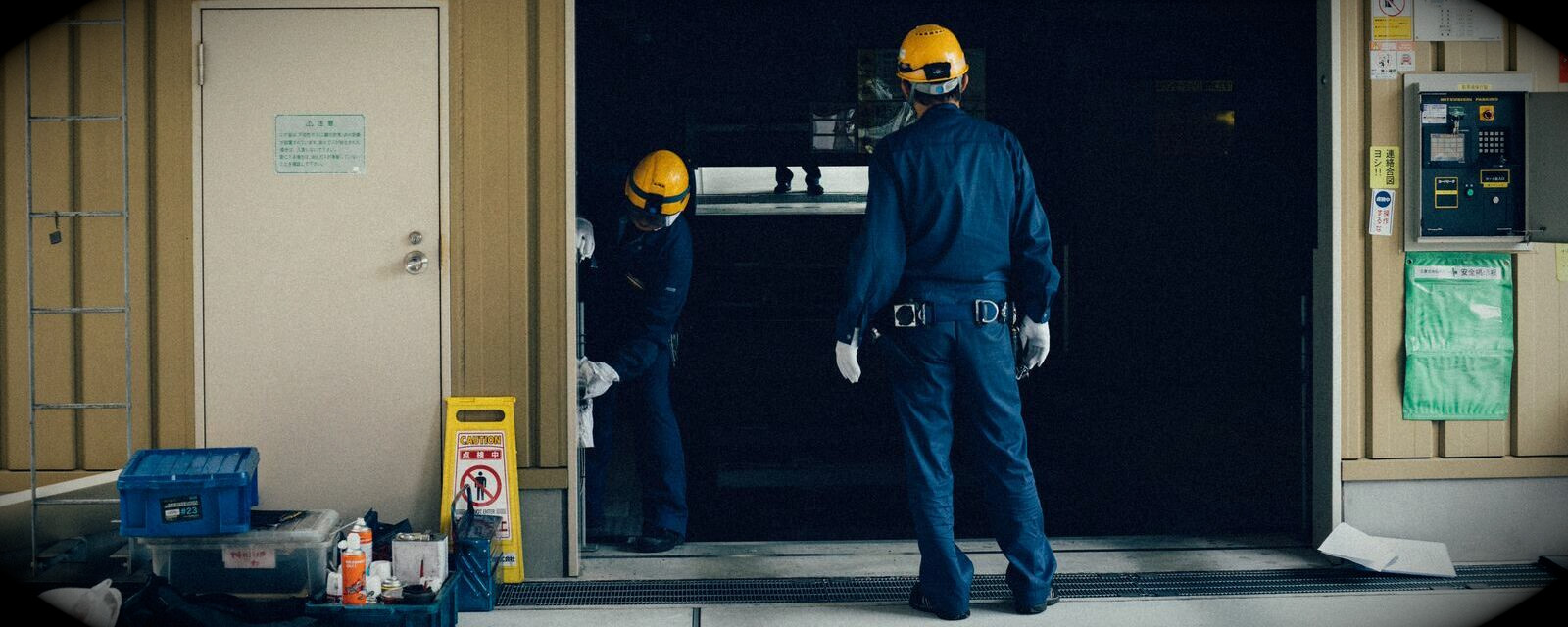 Außendienstarbeiter mit blauem Overall und gelben Helm