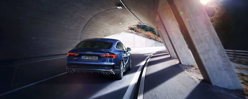 blauer Audi fährt durch Tunnel