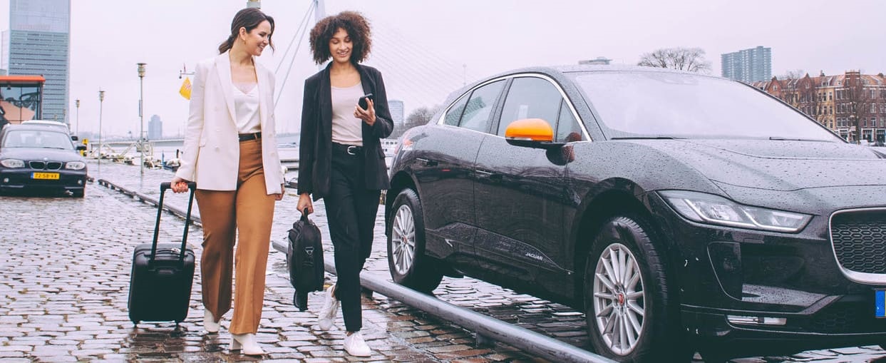 Geschäftsfrauen öffnen Car Sharing Fahrzeug per App