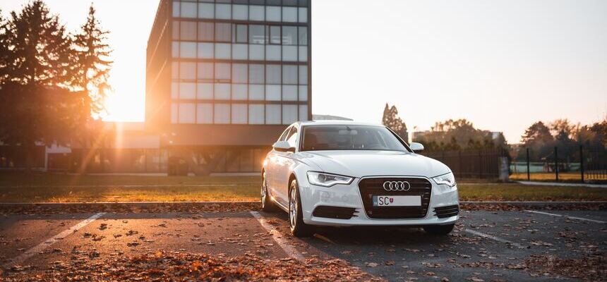 Wer fährt welchen Firmenmietwagen: Drive like a Boss; weißer Audi A6 auf Parkplatz