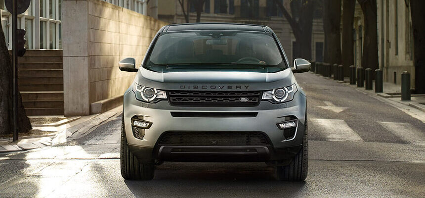 Wer fährt welchen Firmenmietwagen: Drive like a Boss; grauer Range Rover Discovery Firmenwagen in der City