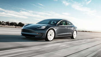 100% unter Strom: Tesla im Auto Abo