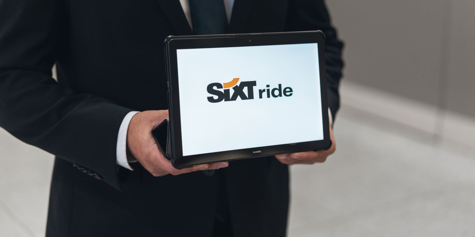 Servizio taxi targato SIXT ride per aziende